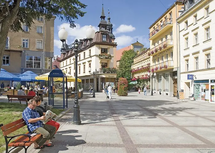 Pod Rozami 耶莱尼亚古拉